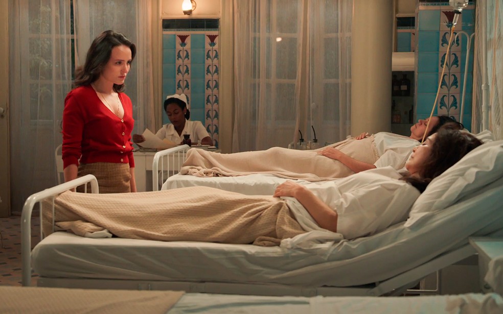 Estela (Larissa Manoela) descobre doen&ccedil;a de Miriam (Leticia Sabatella) em &Ecirc;ta Mundo Melhor! &mdash; Foto: Globo