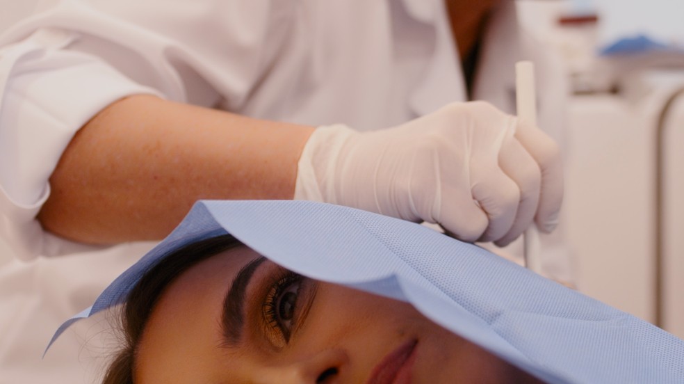 Deborah Secco em uma sessão de combate a alopecia — Foto: Divulgação