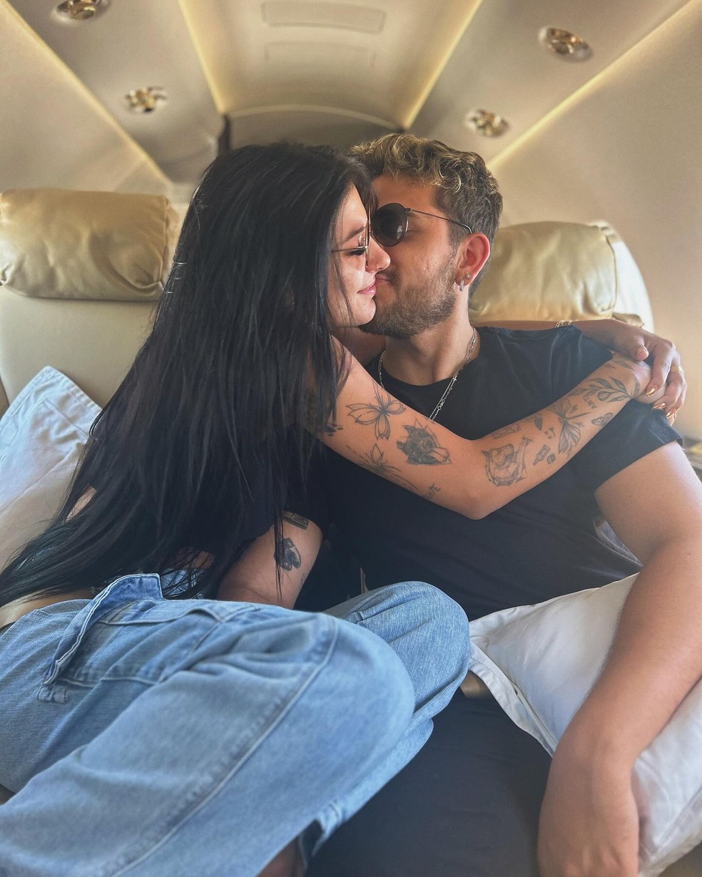 Ana Castela e Gustavo Mioto em clima de romance no avião — Foto: Instagram
