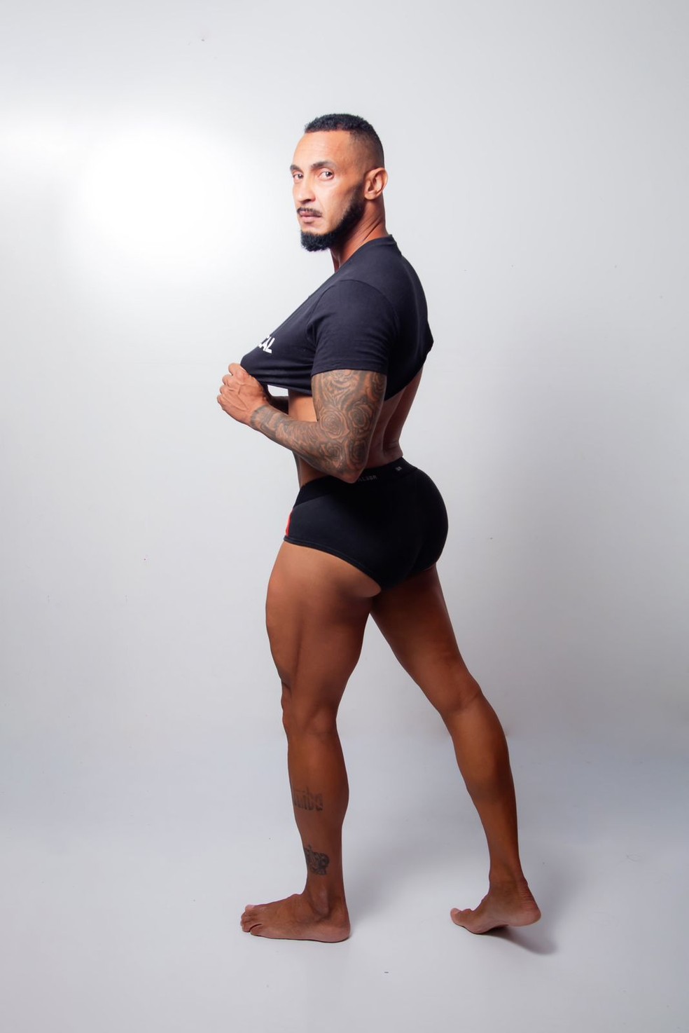Muso da São Clemente, Fábio Alves vai mostrar o bumbum de 116 cm pela primeira vez na Sapucaí — Foto: Divulgação/Grasi de Paulo