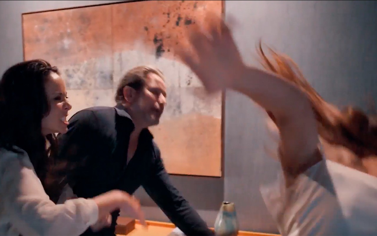 Três Graças: Zenilda dá tapa na cara de Arminda e expulsa Ferette de casa