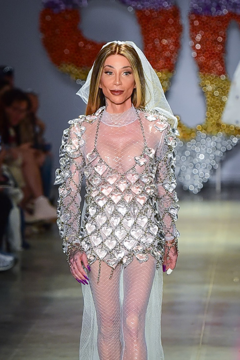 Maya Massafera desfila com 'vestido de noiva' transparente no SPFW — Foto: Brazil News