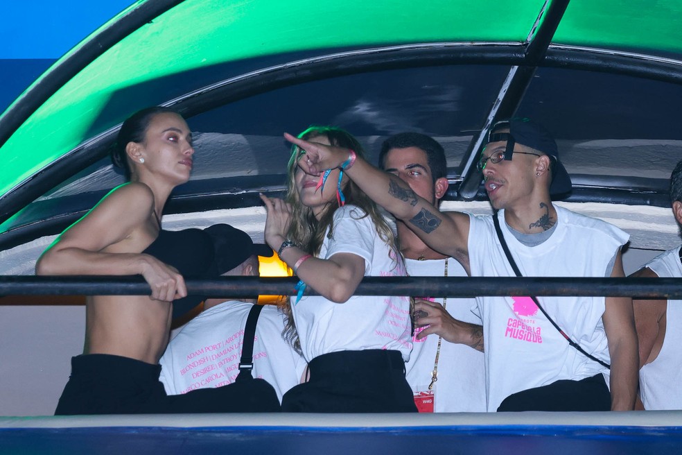 Irina Shayk curte camarote na Sapucaí com Enzo Celulari um dia
