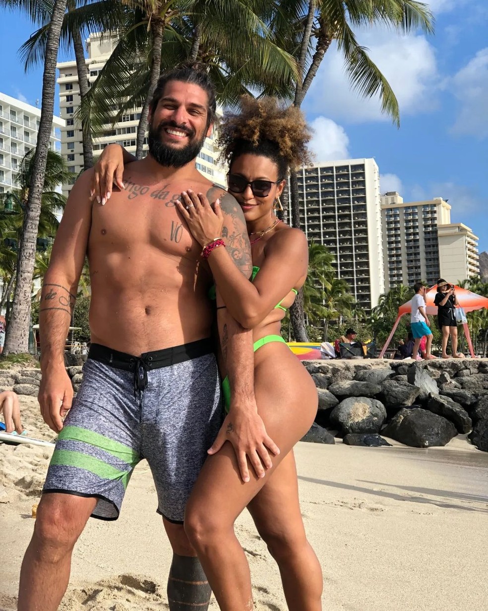 Sheron Menezzes e Saulo Bernard no Havaí — Foto: Reprodução/Instagram