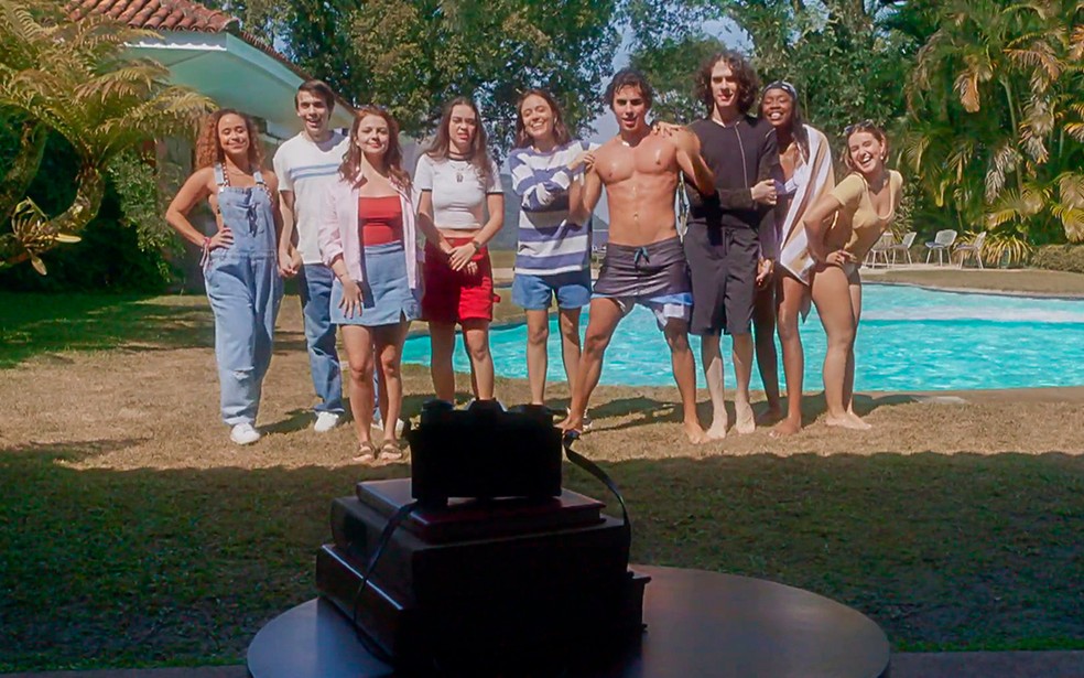 Encontro de Lara (Deborah Secco) e seus amigos em 1998 em Elas por Elas — Foto: Globo