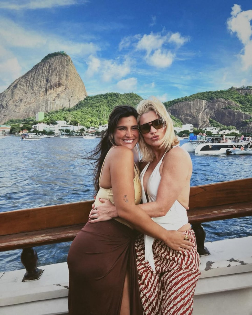 Flávia Alessandra posa com Giulia Costa — Foto: Reprodução/Instagram