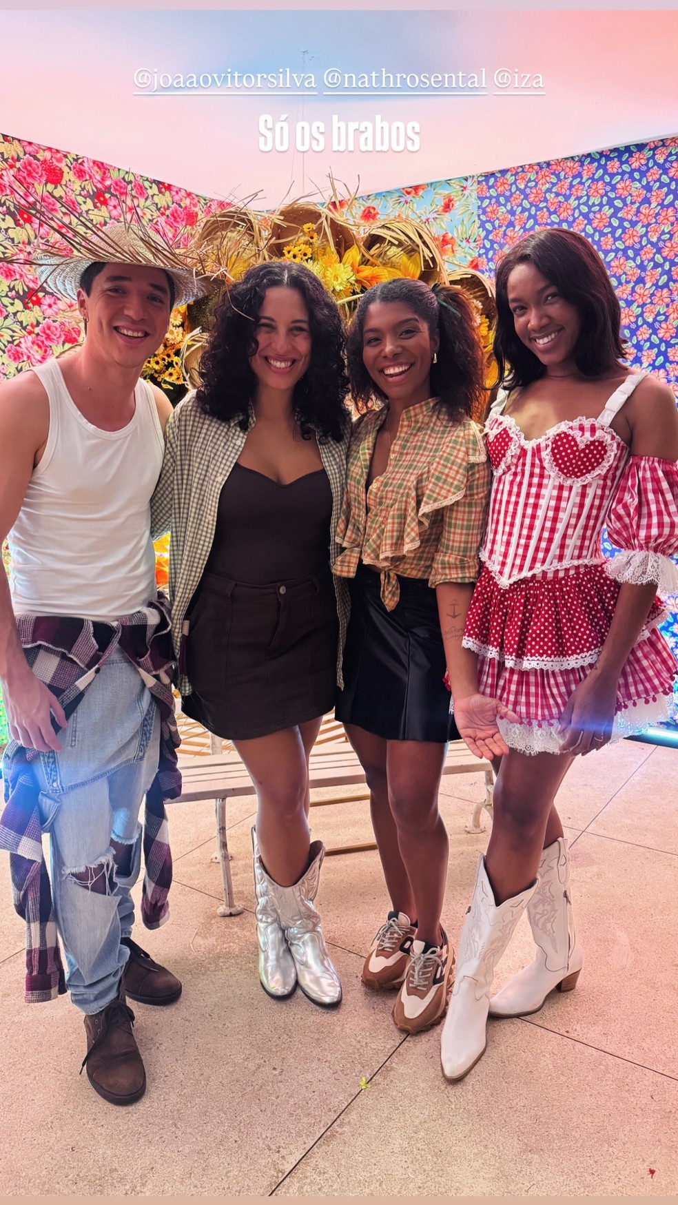 Discretos, João Vitor Silva e IZA trocam beijo em festa julina — Foto: Reprodução/Instagram