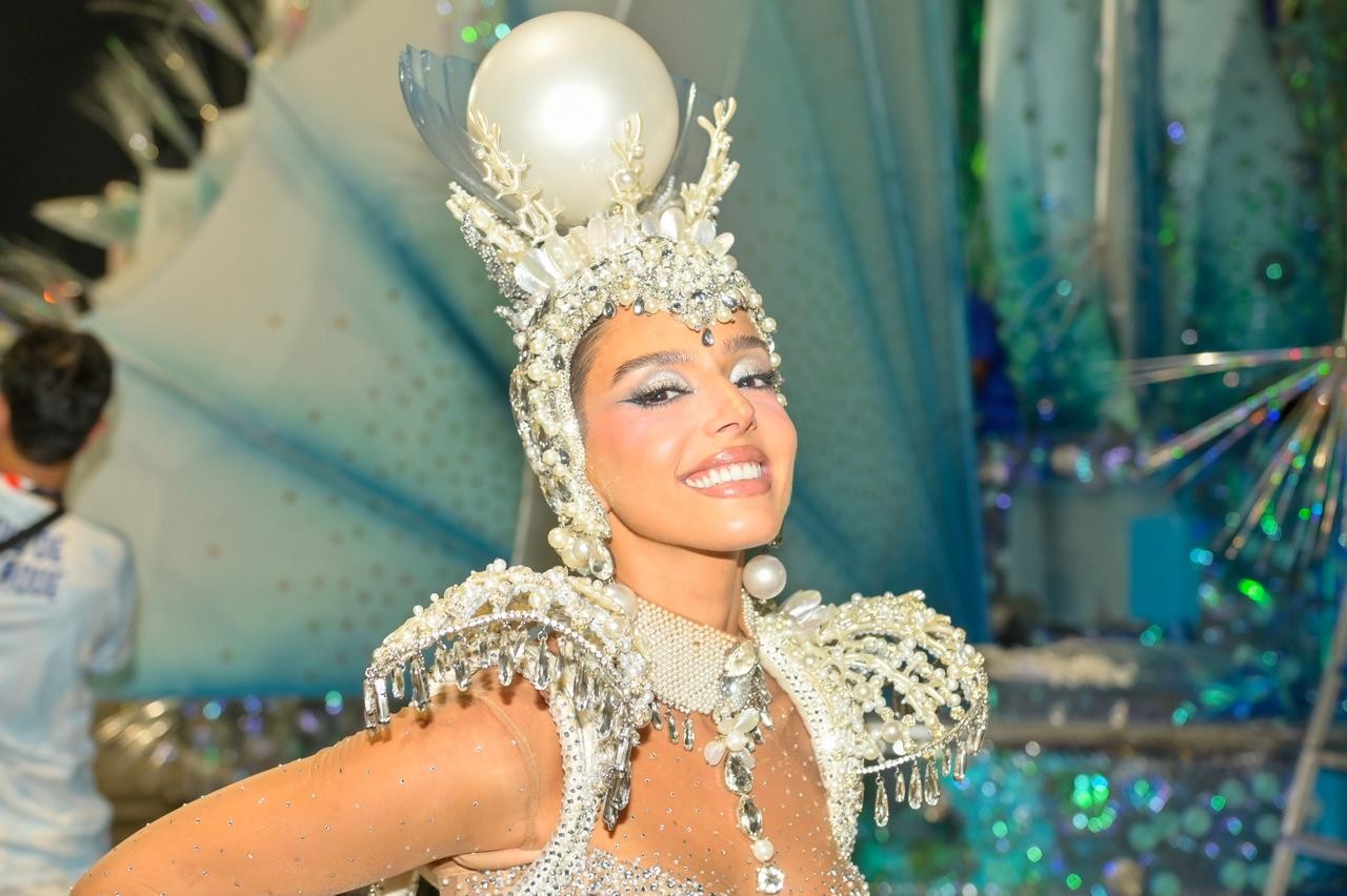 Giovanna Lancellotti declara paixão pelo Carnaval e elogia trabalho do marido: 'Encantada'