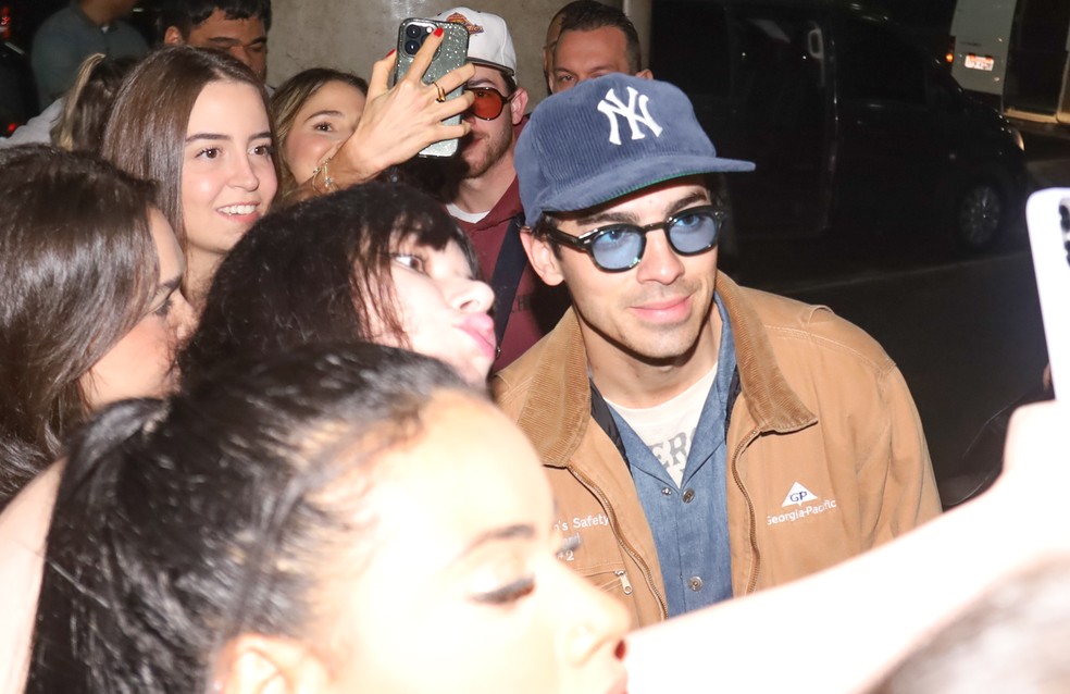 Joe Jonas atende fãs no aeroporto — Foto: Clayton Felizardo BrazilNews