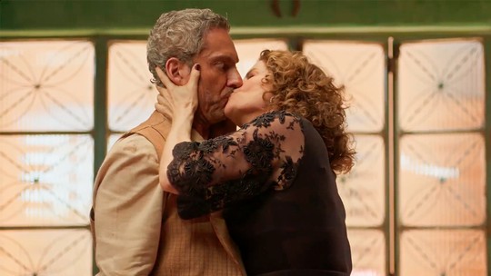 No Rancho Fundo: Deodora seduz e beija Seu Tico Leonel  - Foto: (Globo)
