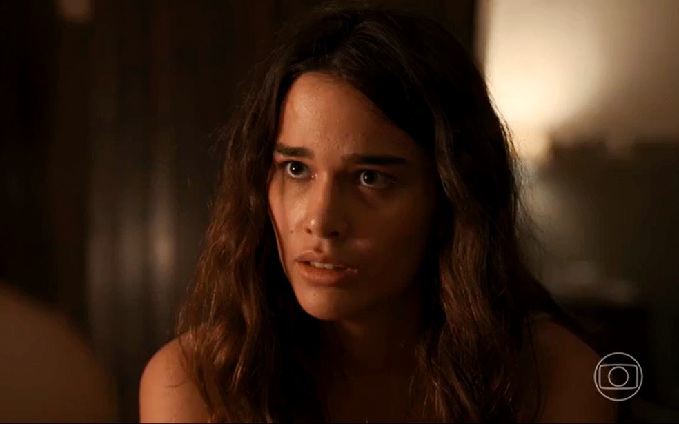 Mariana (Theresa Fonseca) escuta conversa sobre Buba (Gabriela Medeiros) em Renascer — Foto: Globo