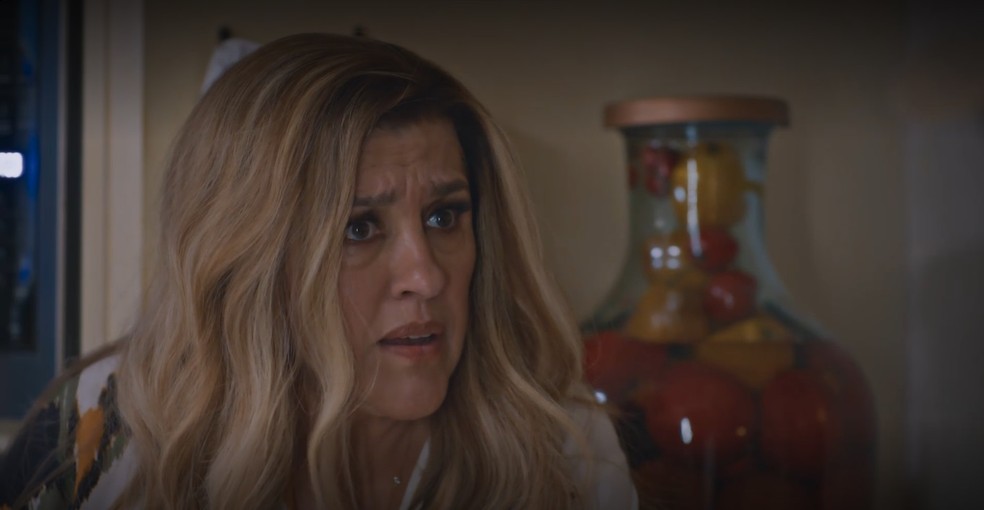 Zoé (Regina Casé) se assusta quando Galo (Jackson Antunes) tira a arma do corpo, em Todas as Flores — Foto: Globo