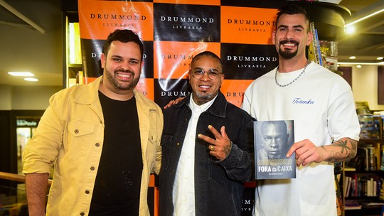 Ex-BBBs 24 prestigiam Rodriguinho em lançamento de livro