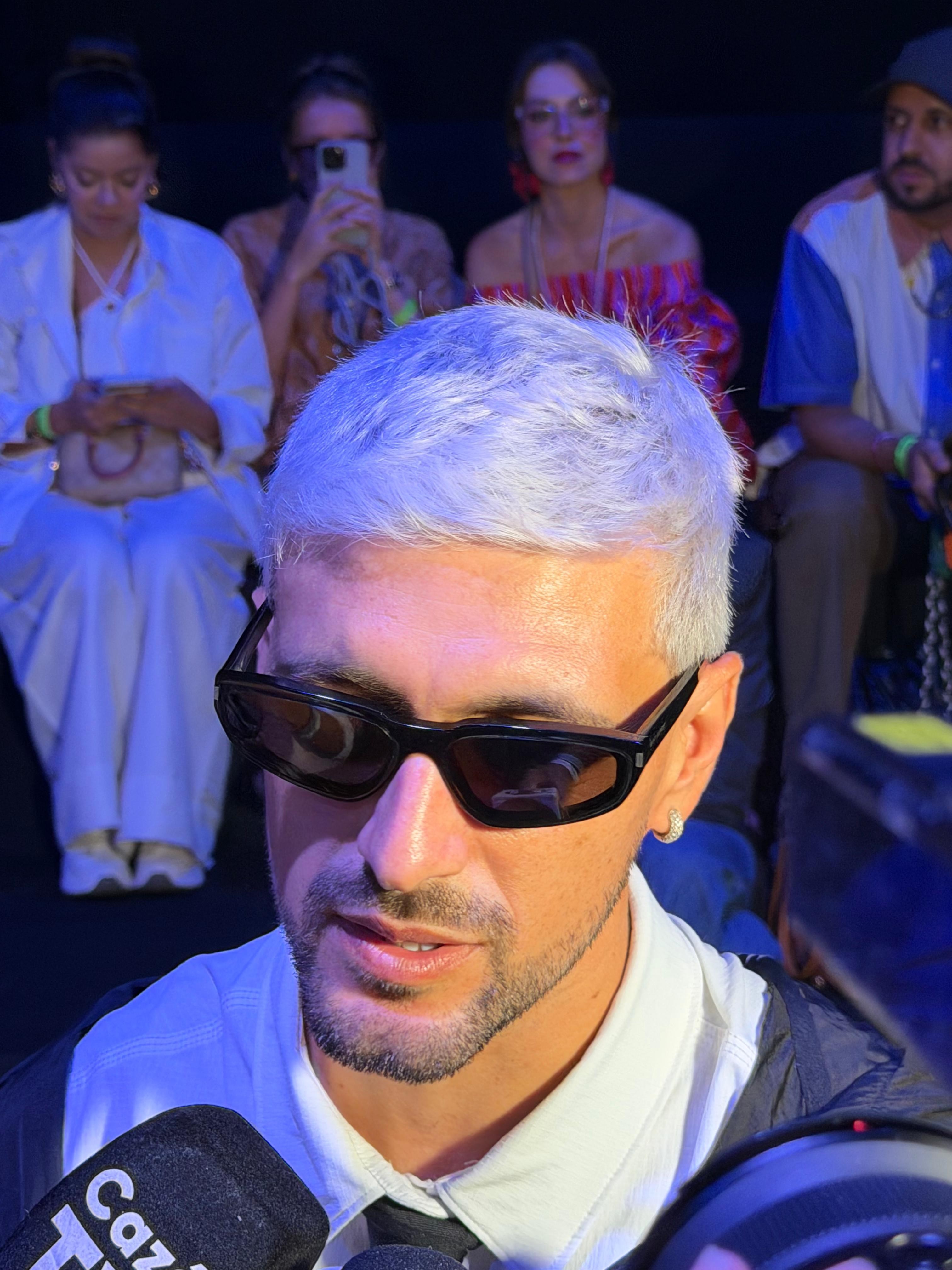 Platinado, Arrascaeta esbanja estilo e causa tumulto entre fãs no Rio Fashion Week