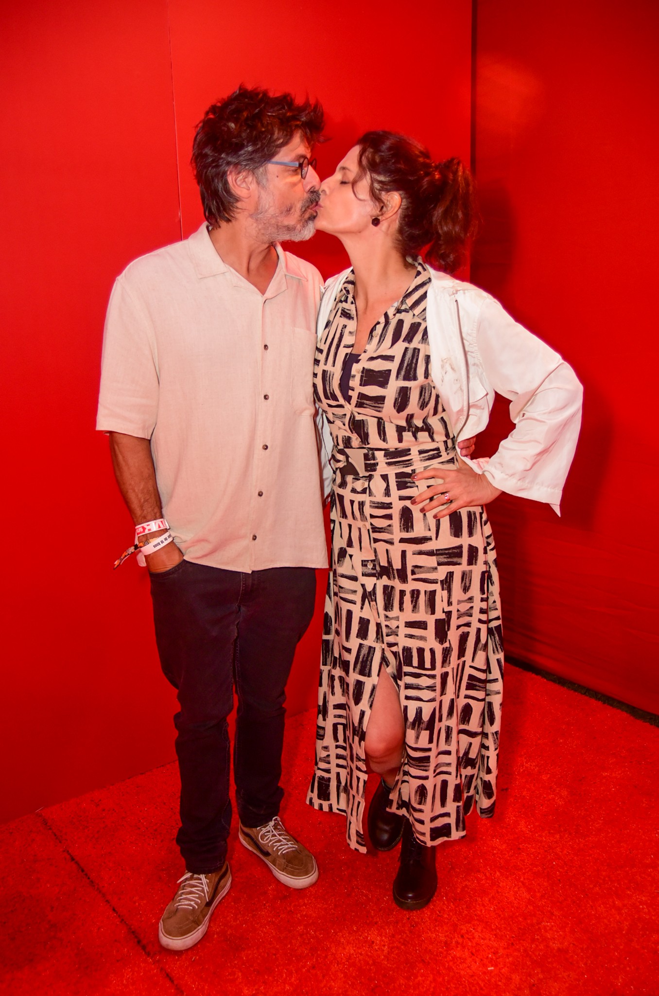 Em rara aparição, Helena Ranaldi e Daniel Alvim se beijam em festival de São Paulo