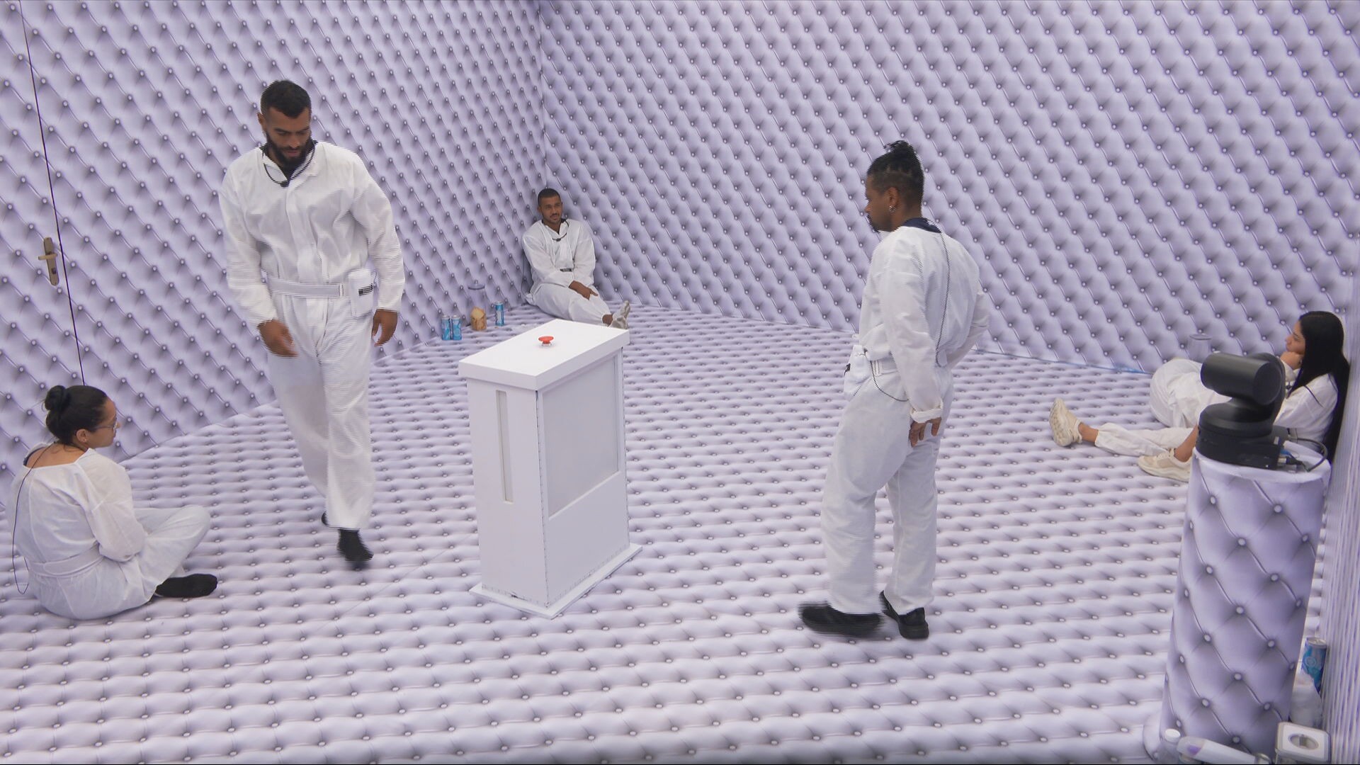 Leandro propõe dinâmica para decisão do Quarto Branco: 'Põe uma garrafa e gira'