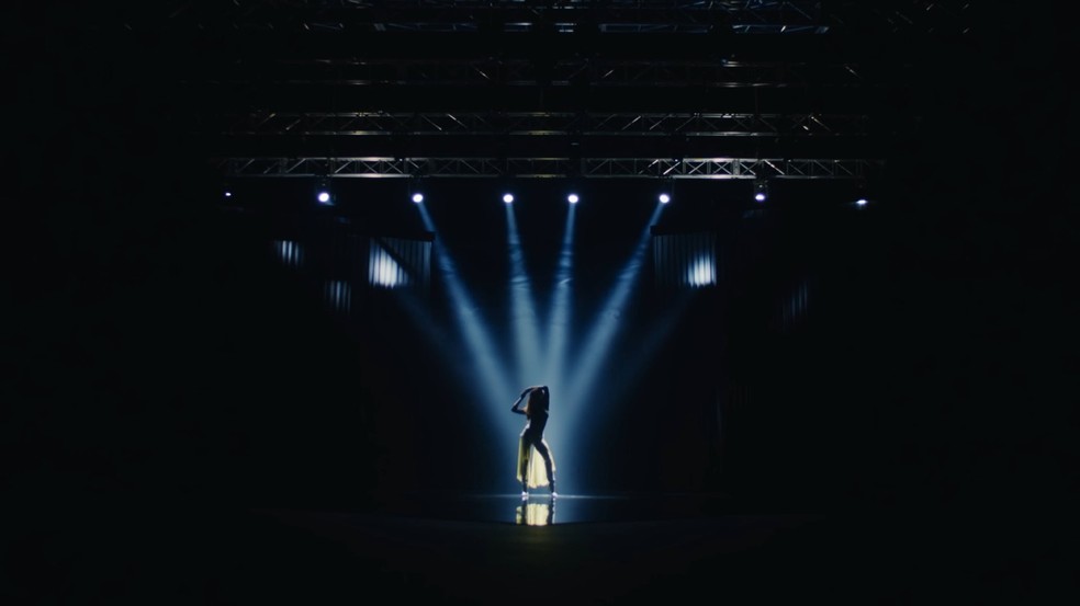 Anitta lança clipe com TXT — Foto: YouTube