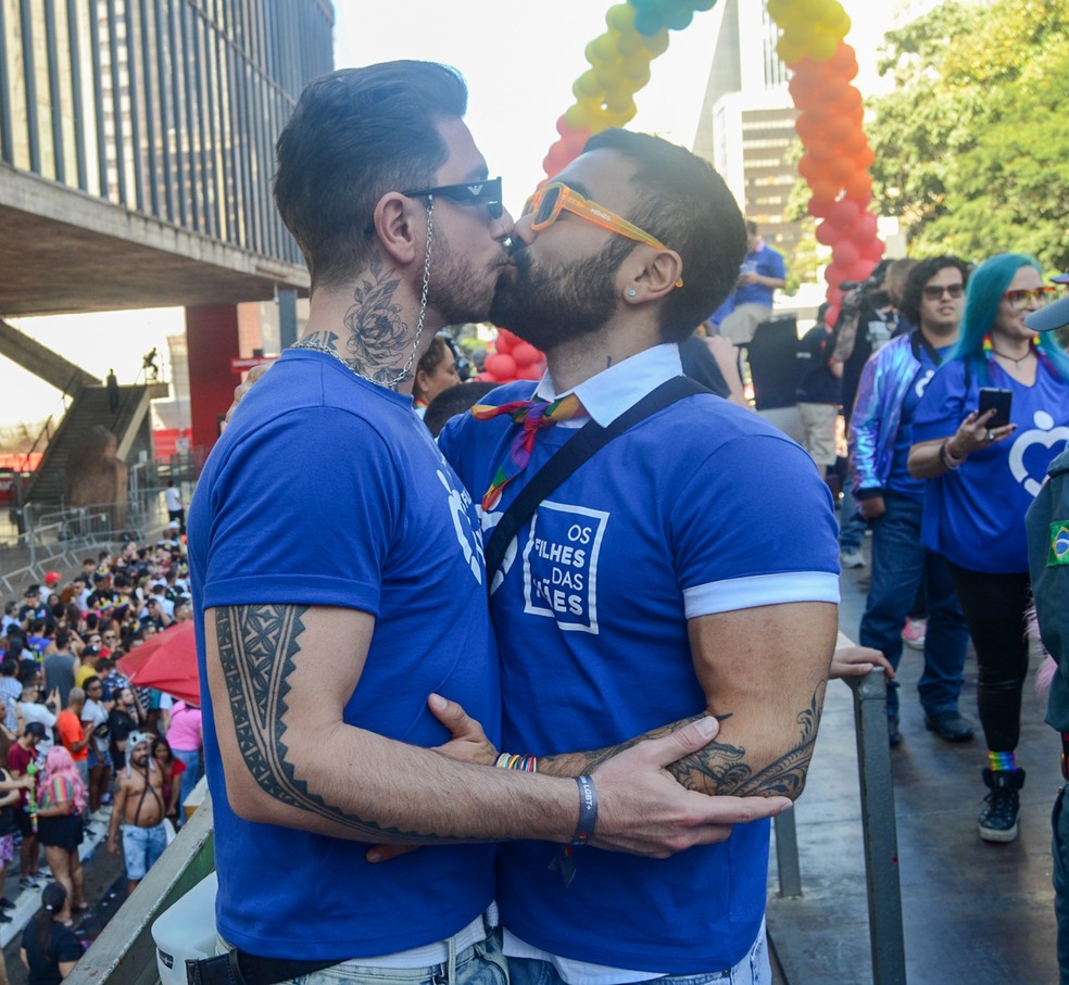 Mauro Souza troca beijos com o marido, Rafael Piccin, na Parada LGBTQIA+ — Foto: AgNews