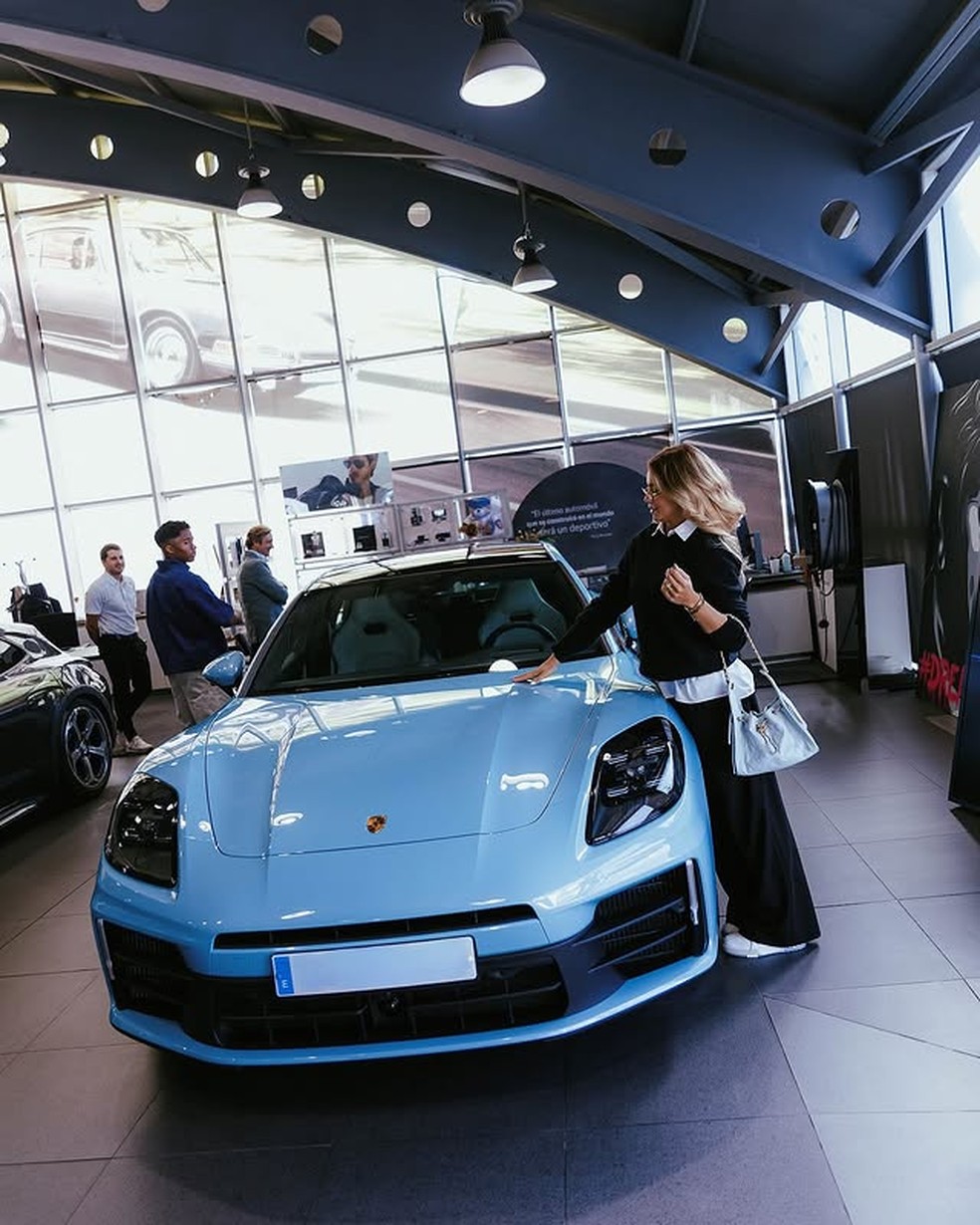 Endrick acompanhou Gabriely Miranda na compra de Porsche — Foto: Instagram