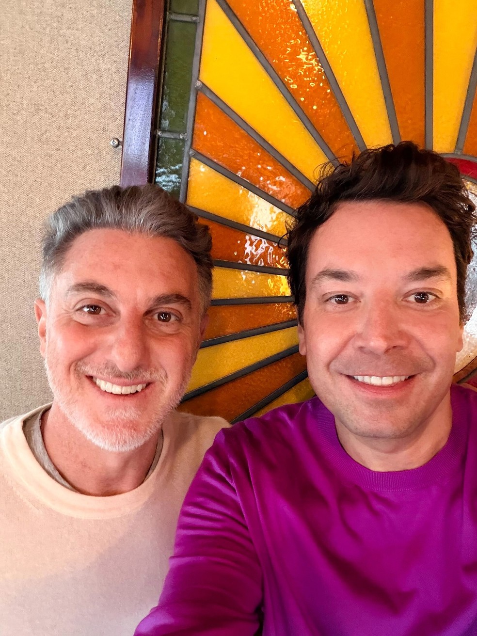 Luciano Huck ao lado do apresentador Jimmy Fallon — Foto: Instagram/Luciano Huck