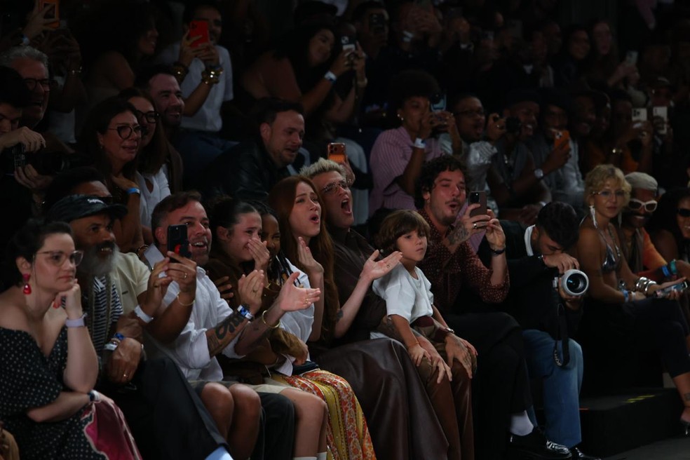 Títi estreia como modelo da Dendezeiro no Rio Fashion Week e pais ovacionam — Foto: Fabiano Battaglin/Gshow