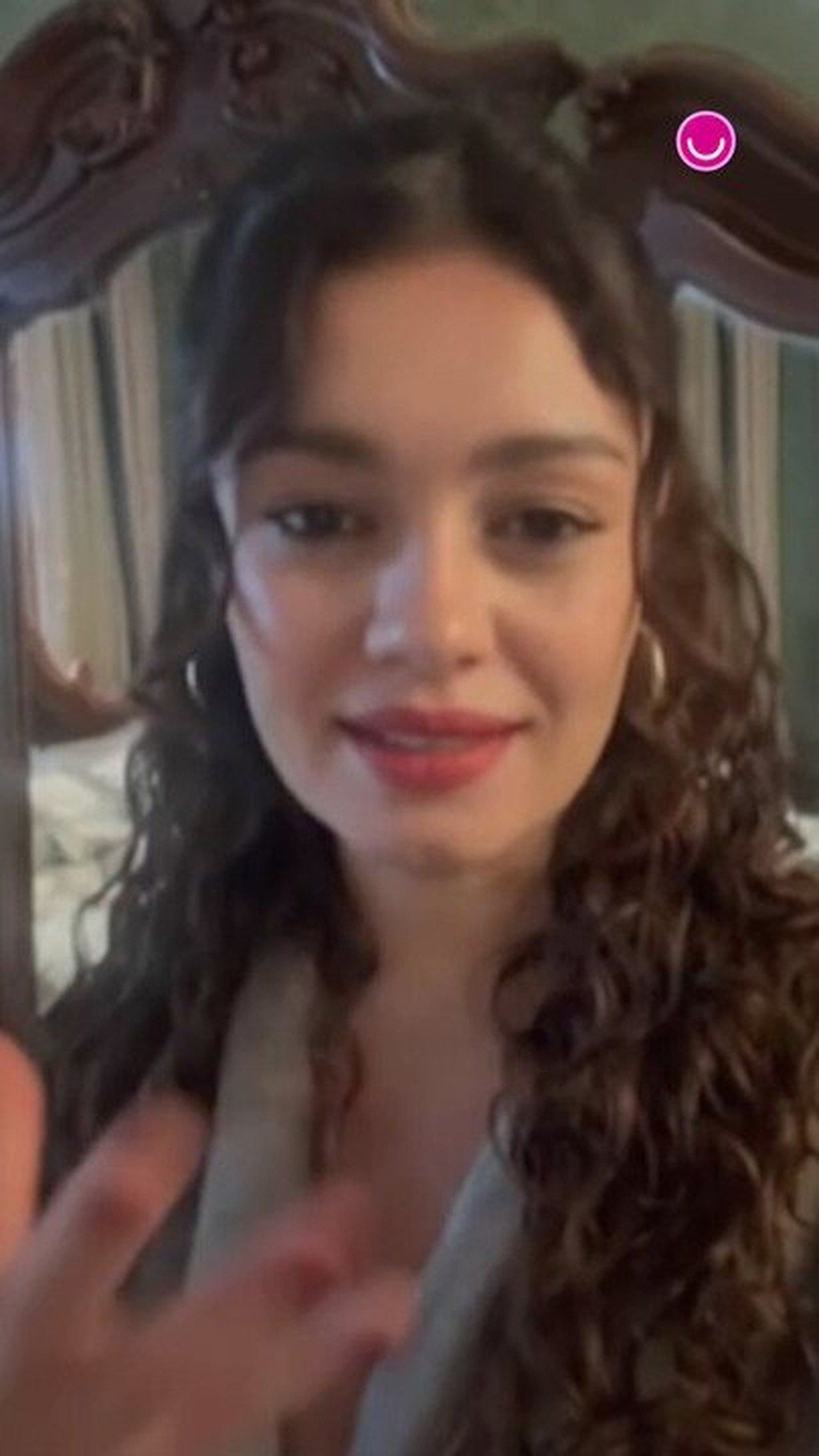 Xamã posta beijão em Sophie Charlotte em dia de praia