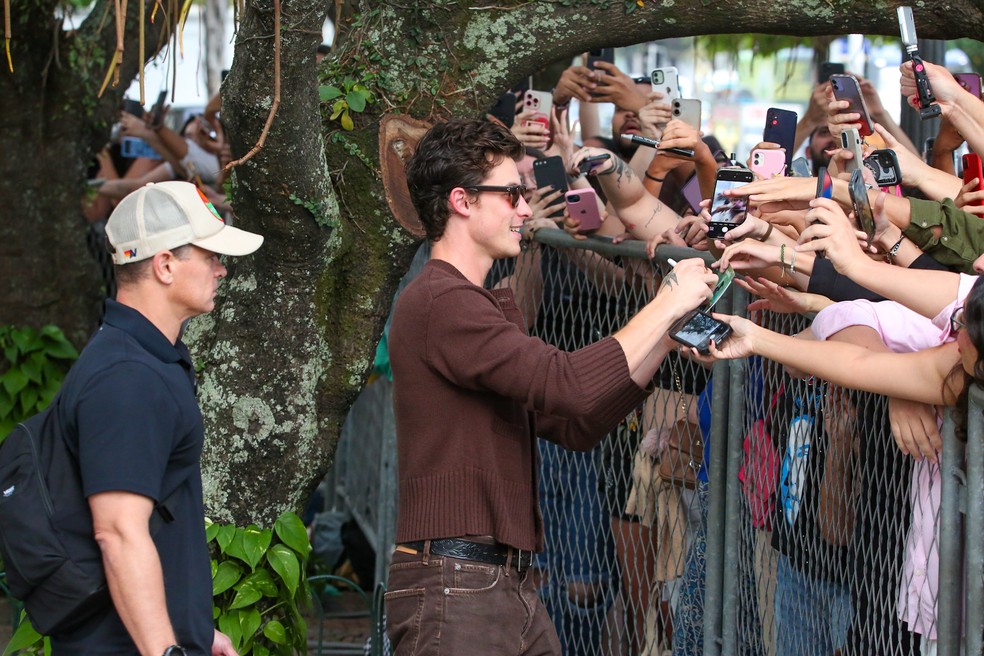 Shawn Mendes atende fãs no Rio de Janeiro — Foto: Dilson Silva/AgNews