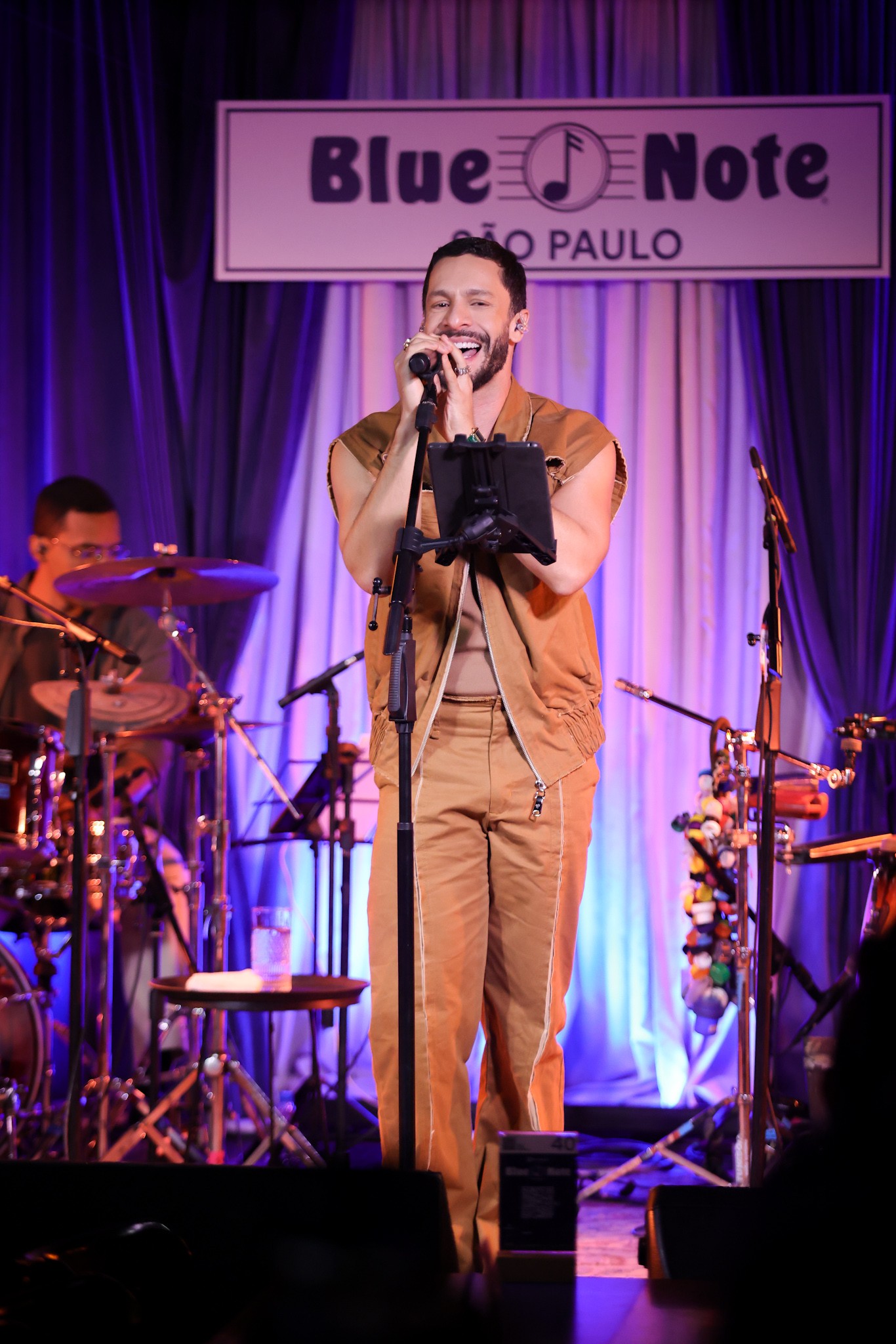 Rainer Cadete cantando em show no Blue Note com Walcyr Carrasco na plateia