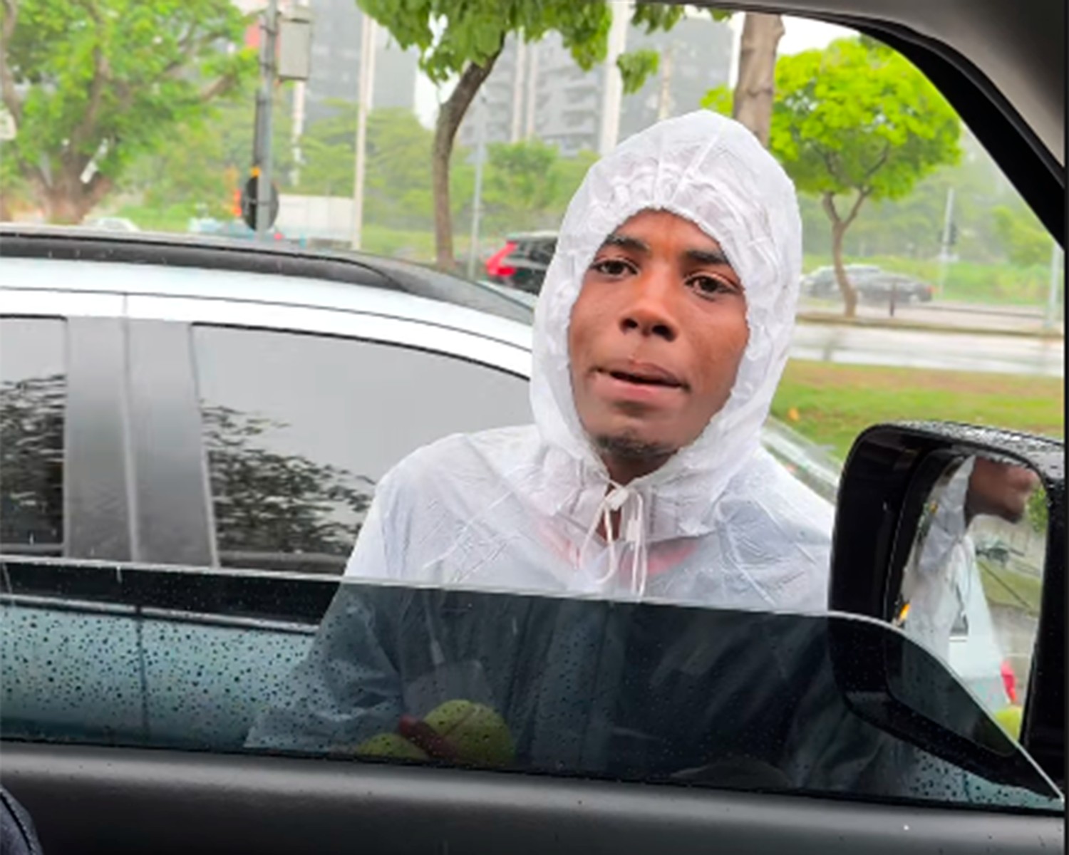 MC Daniel dá carona e ajuda morador da Cidade de Deus com aluguel do mês