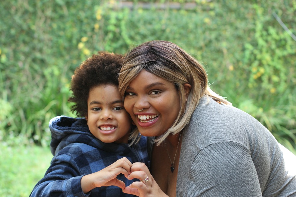 A maquiadora Caroline Soares, que sempre sonhou em ser mãe, se deparou com a maternidade durante uma mudança de carreira — Foto: Arquivo pessoal