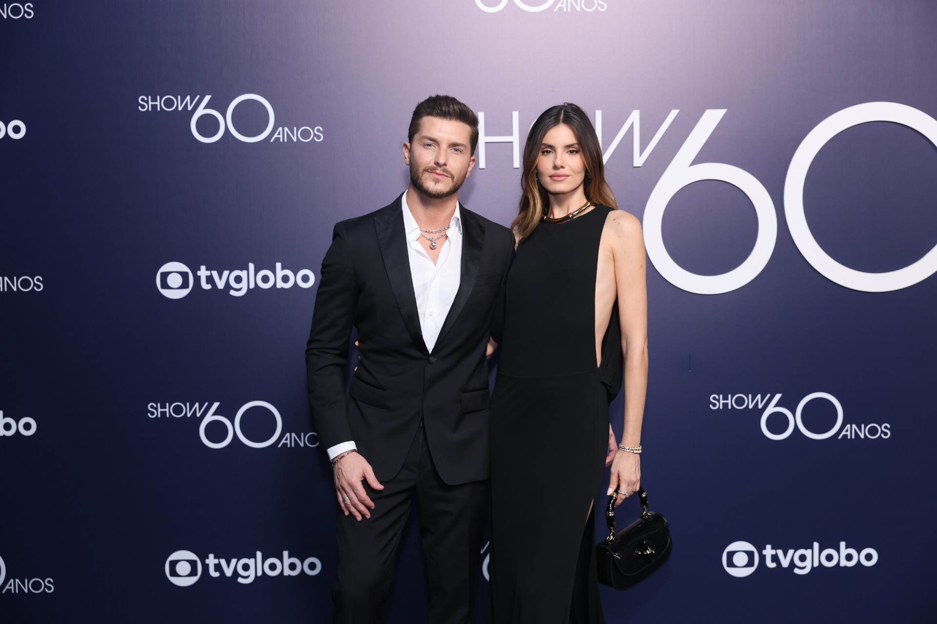 Show 60 Anos da TV Globo: Klebber Toledo arruma vestido de Camila Queiroz no tapete vermelho