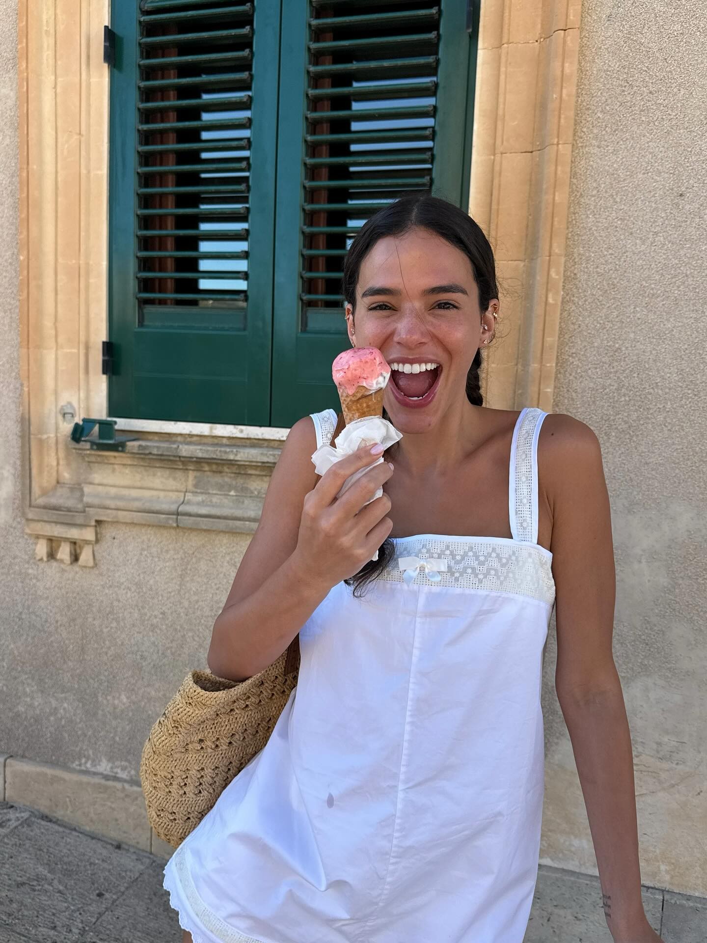 Bruna Marquezine publica álbum de fotos na Itália