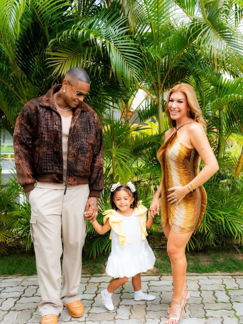 Léo Santana celebra gravação do DVD de 20 anos com a presença de Lore Improta e a filha