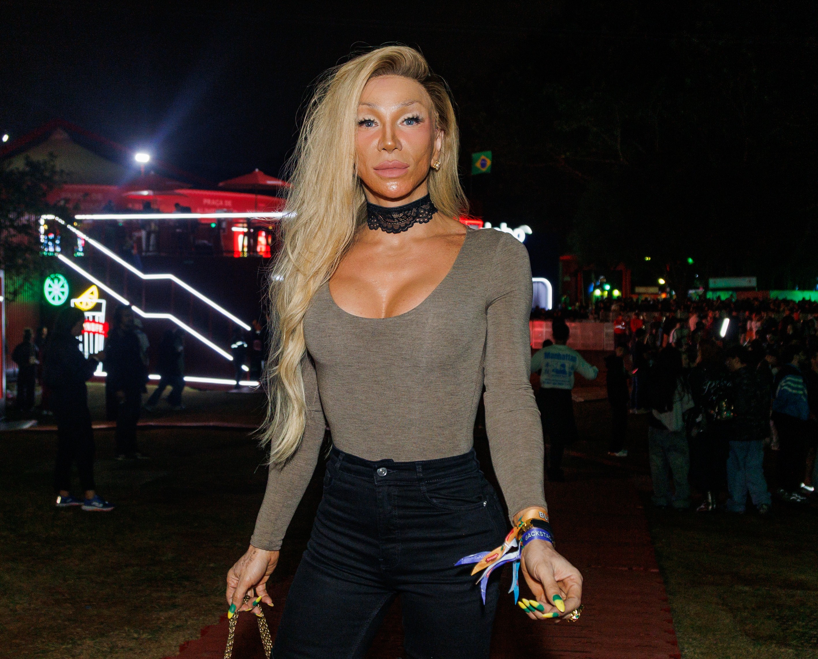 Maya Massafera usa bolsa de R$ 55 mil para curtir show em São Paulo