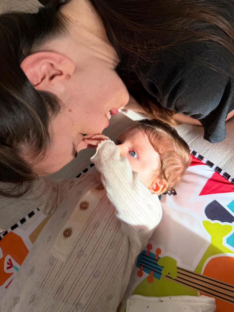 Camila Queiroz posta registro raro com Clara — Foto: Reprodução/Instagram