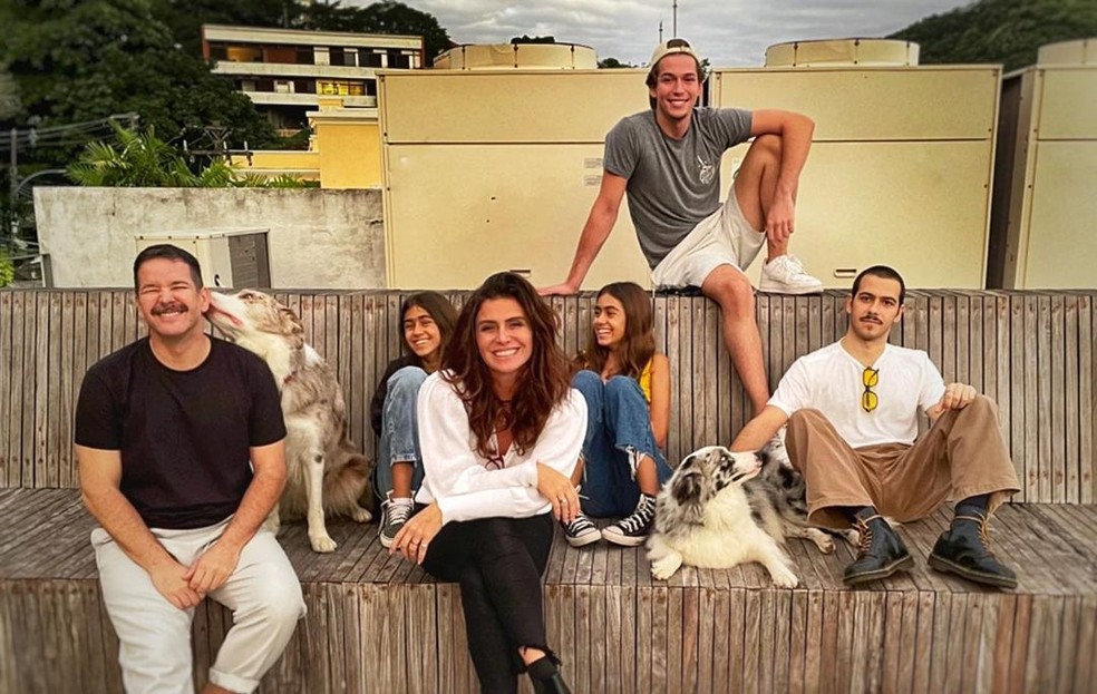 Murilo Benício, Giovanna Antonelli, Pietro, Sofia e Antonia (do casamento da atriz com o diretor Leonardo Nogueira), mais Antonio, filho de Benicio e Alessandra Negrini — Foto: Reprodução/Instagram