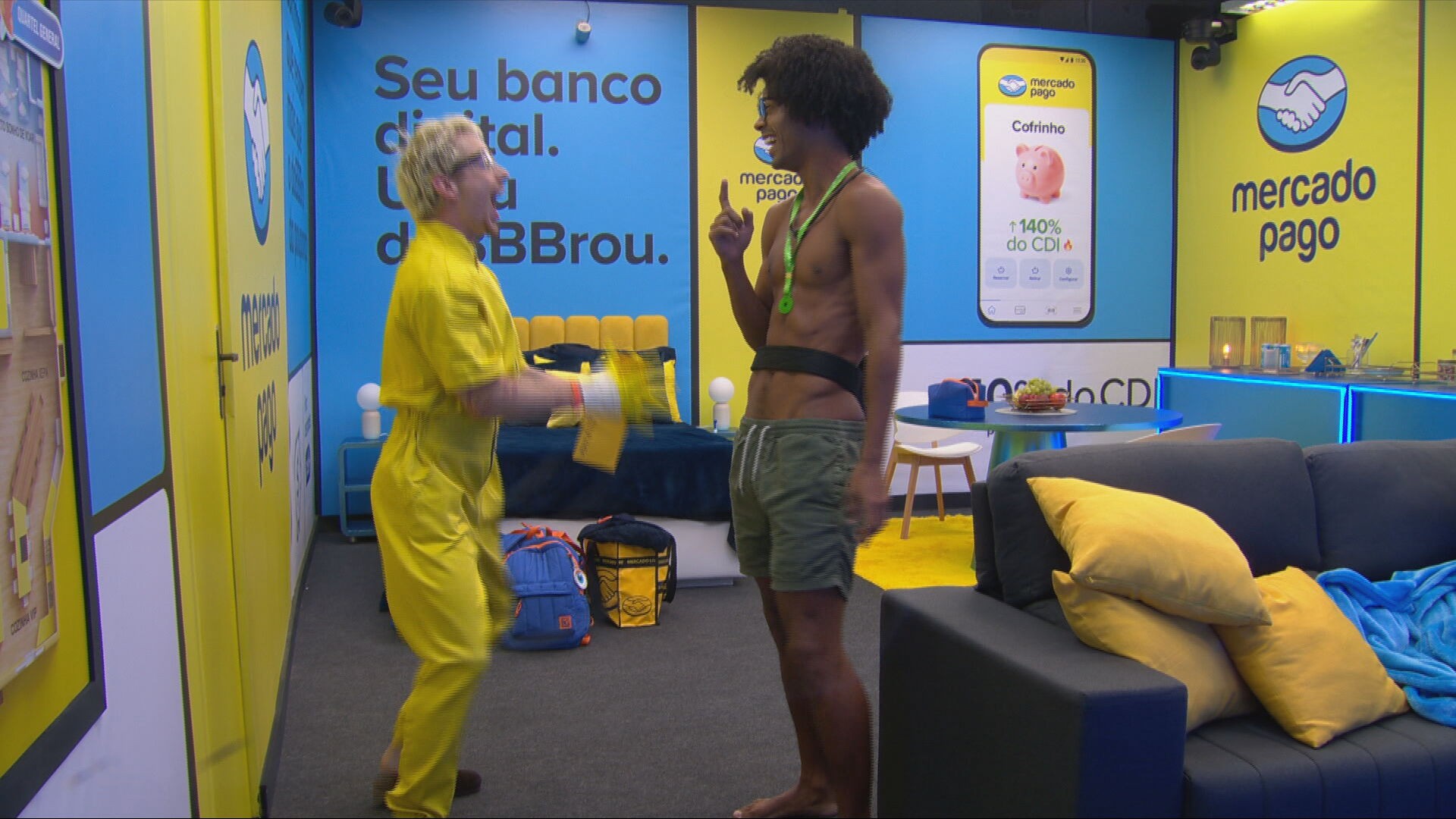 Breno faz tour pelo Quarto Secreto, e Juliano Floss comemora: 'Vou banhar pelado'