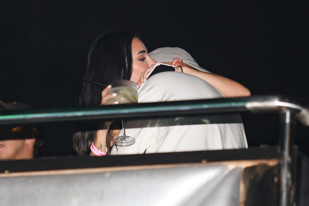 Bruna Biancardi abraça Neymar em show do Thiaguinho — Foto: Brazil News