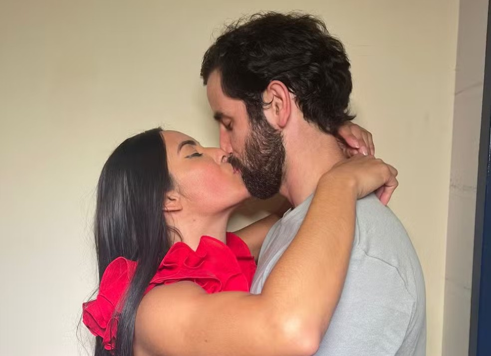 Isabelle e Matteus dão primeiro beijo após o BBB 24 — Foto: Fernanda Almeida/ gshow