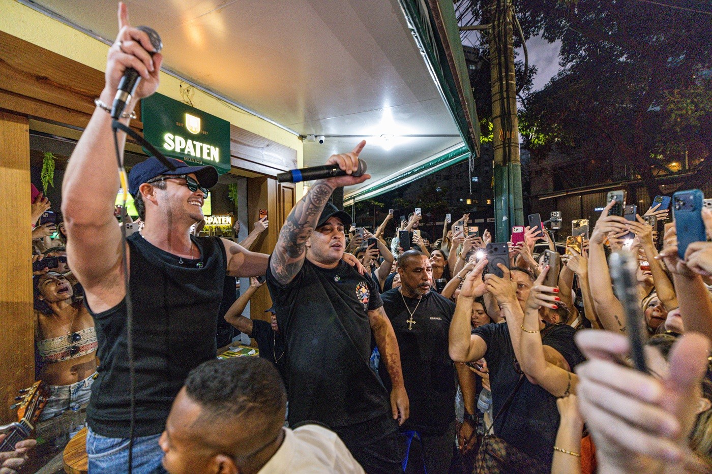 Matheus e Kauan reúnem multidão em show surpresa, em bar de Belo Horizonte