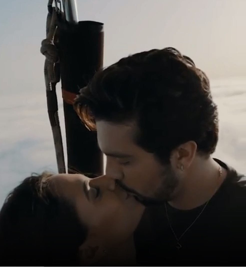 Luan Santana pediu Jade Magalhães em casamento durante passeio de balão em Portugal — Foto: Reprodução/Instagram