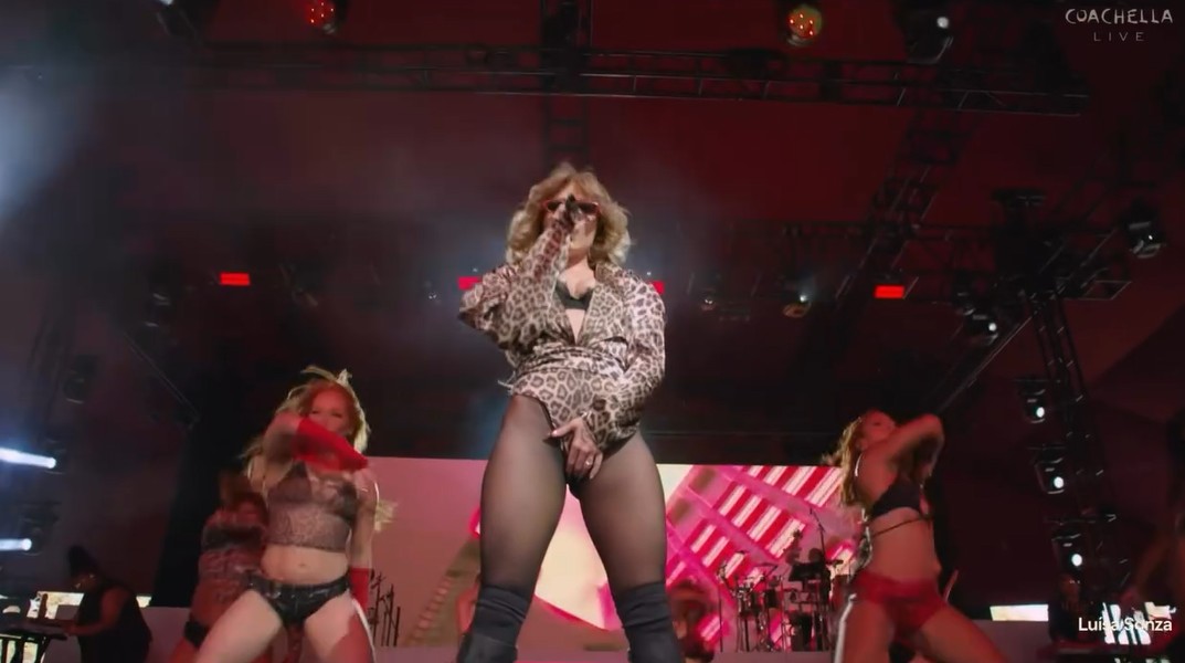 Luísa Sonza faz show dançante e ousado no Coachella