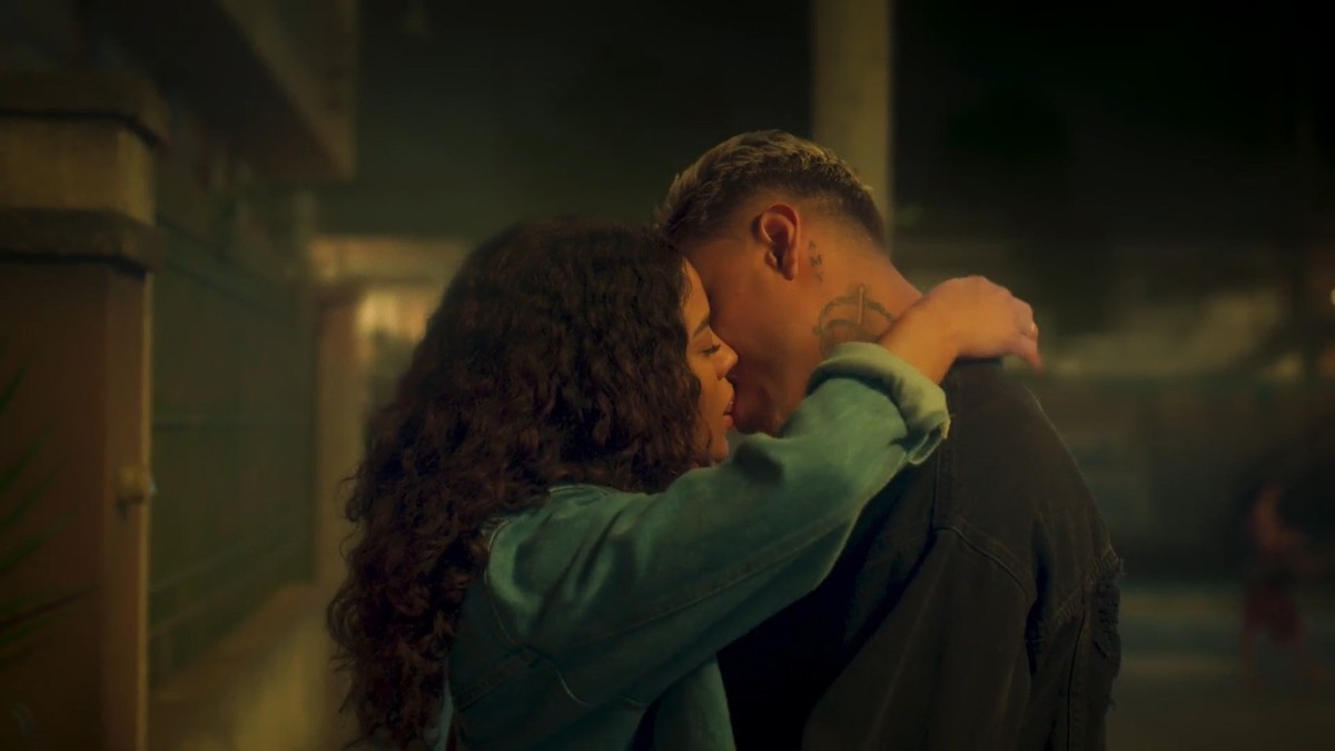 Vai na Fé: Jenifer e Hugo se beijam após ela demonstrar ciúme | vem por ...
