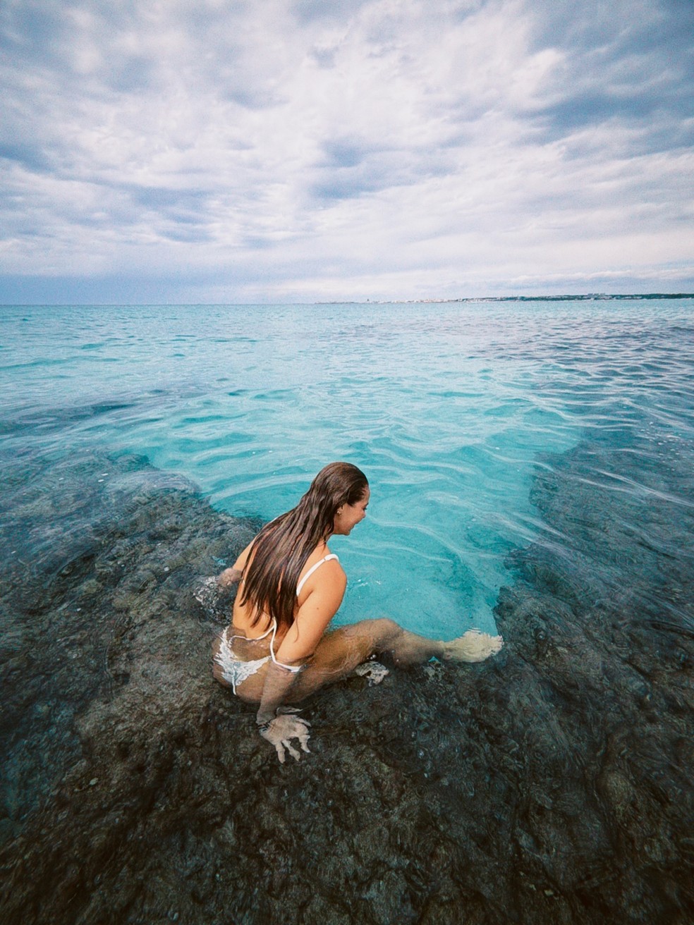 Paolla Oliveira aproveita dia de praia na Itália e encanta ao posar de biquíni — Foto: Reprodução/Instagram