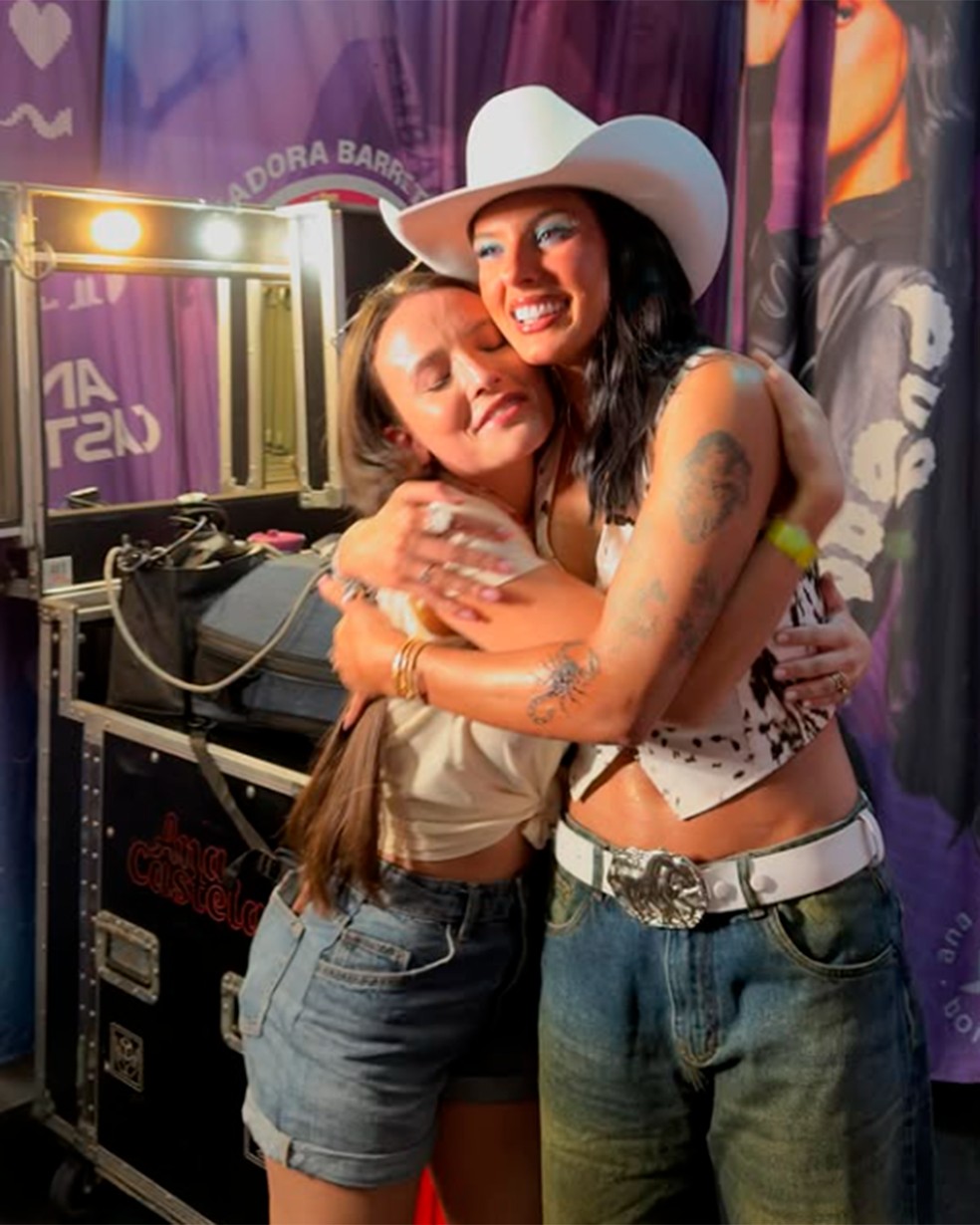 Larissa Manoela tieta Ana Castela em show — Foto: Reprodução