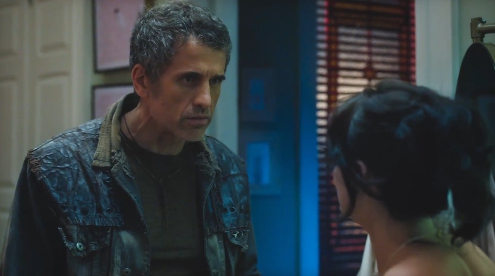 Dirceu impede que Petra consiga fugir do quarto — Foto: Reprodução