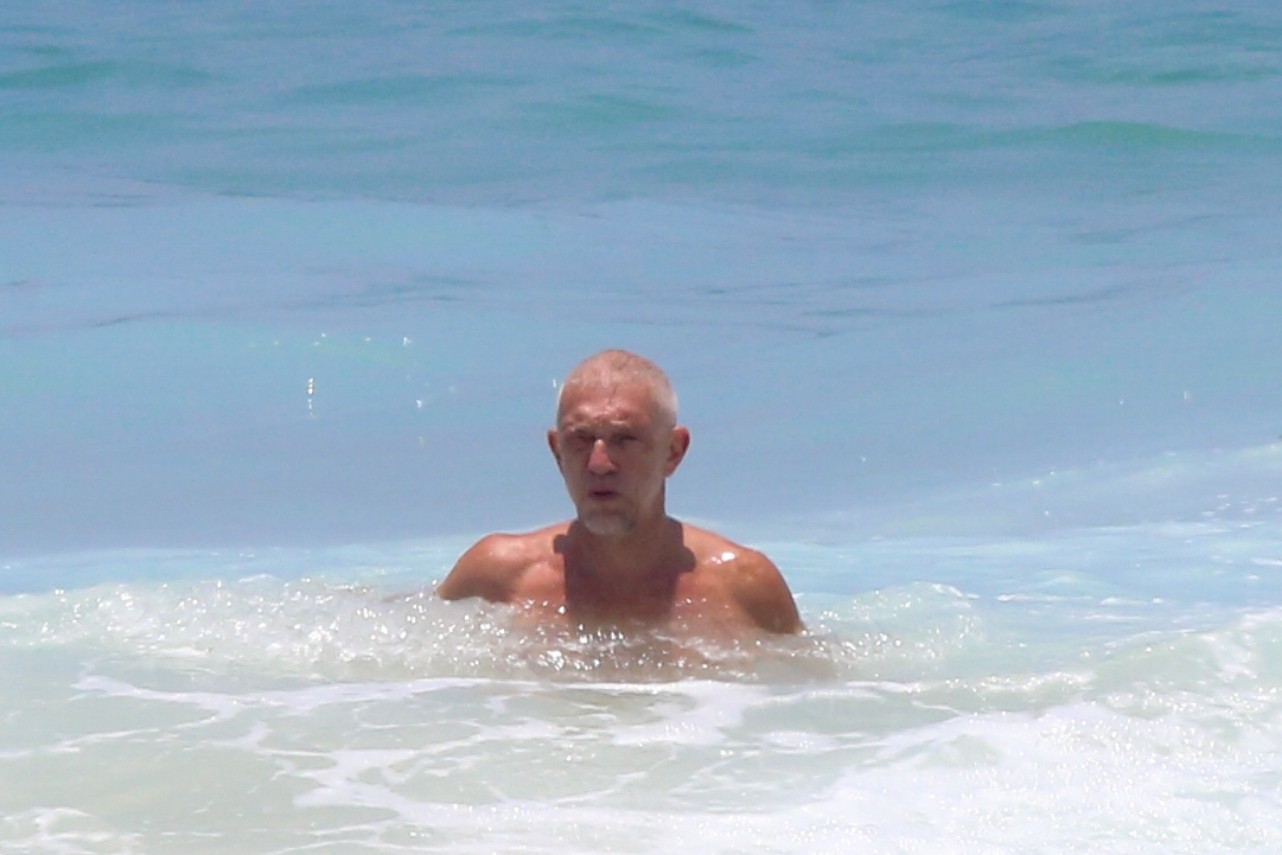 Vincent Cassel curte primeiro dia do ano em praia no Rio de Janeiro