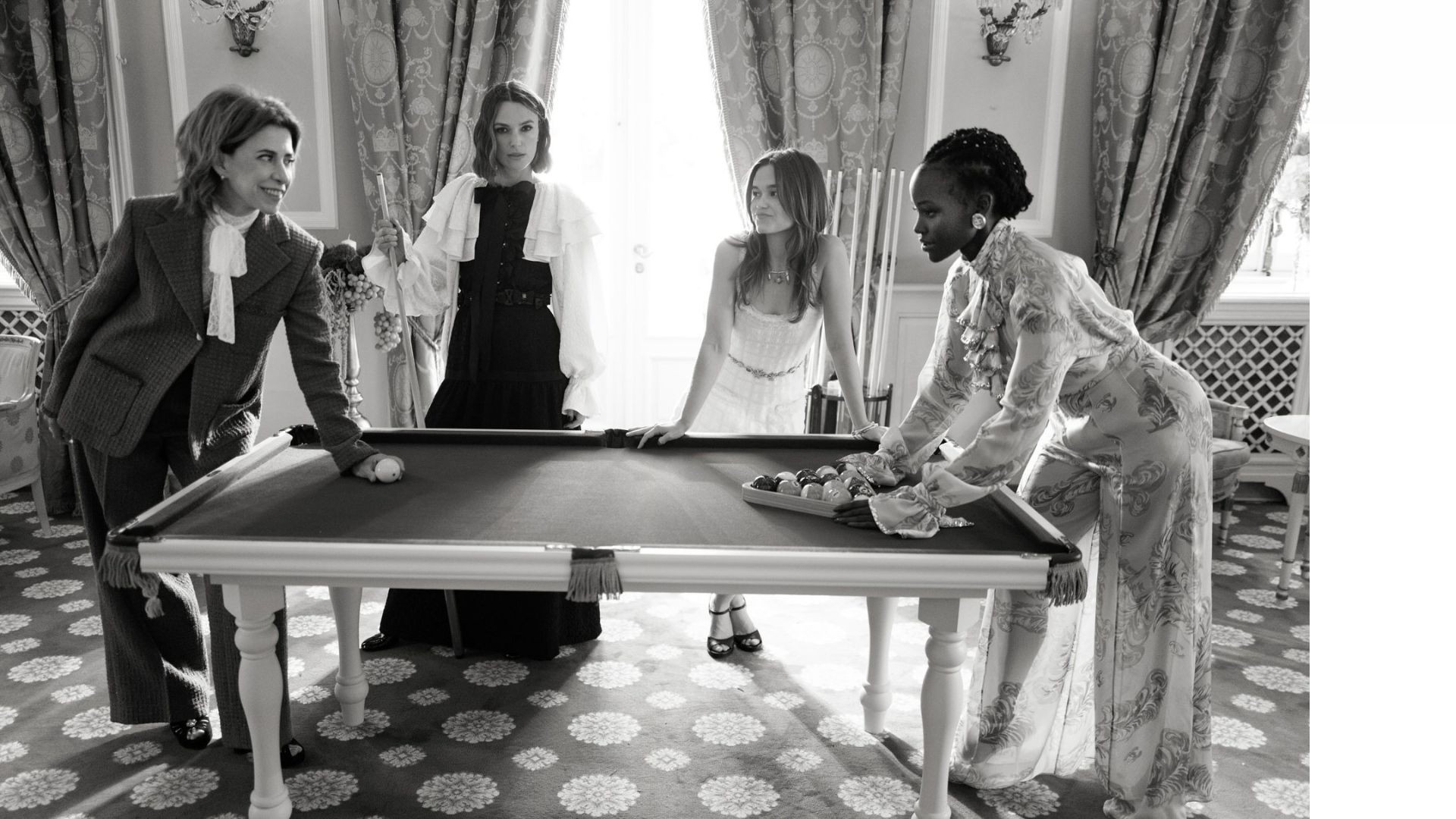 Famosos prestigiam desfile da Chanel no Lago de Como, na Itália