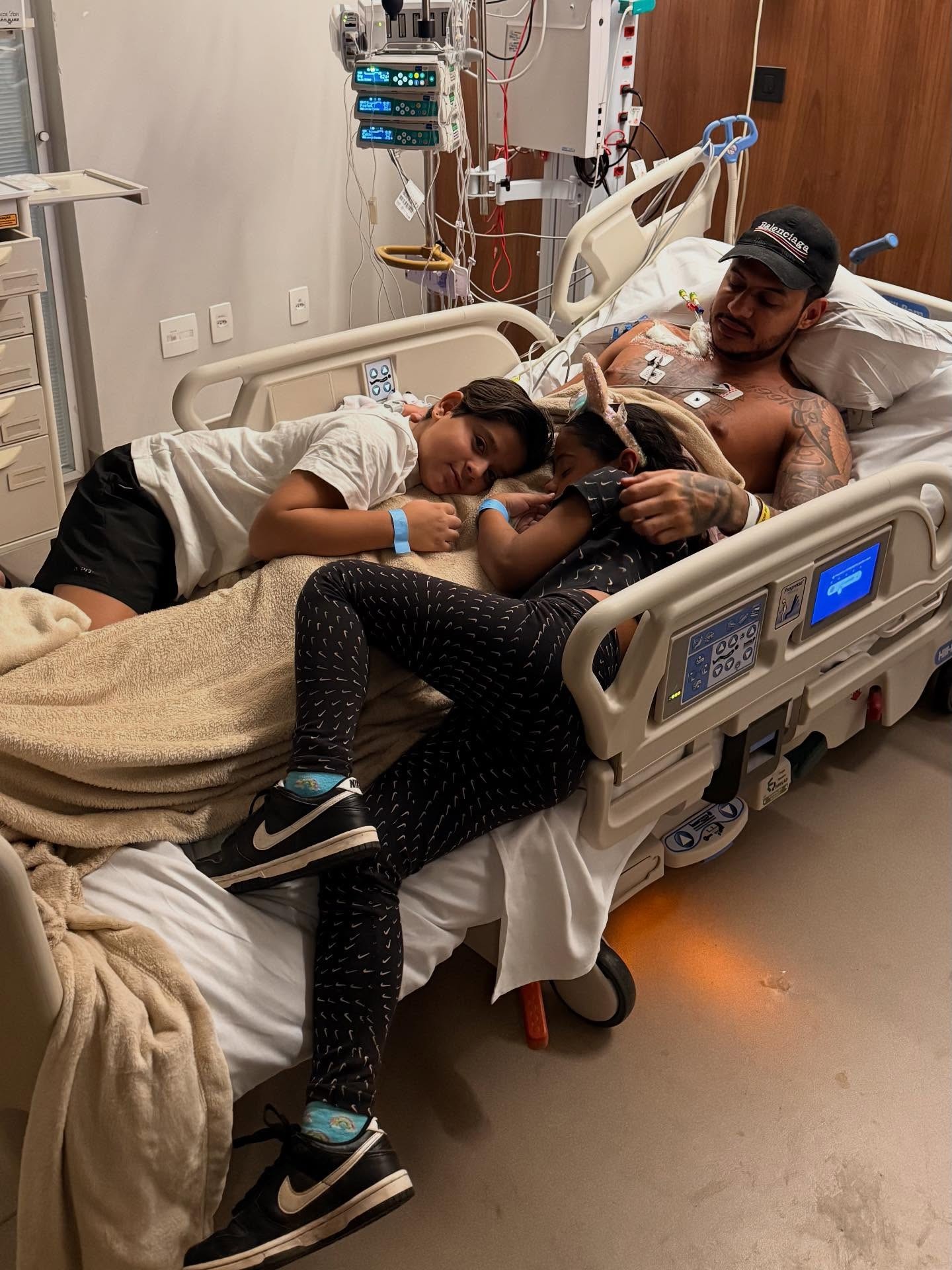 Hungria posta pela primeira vez no hospital e tranquiliza fãs: 'Estou me recuperando da melhor maneira possível'