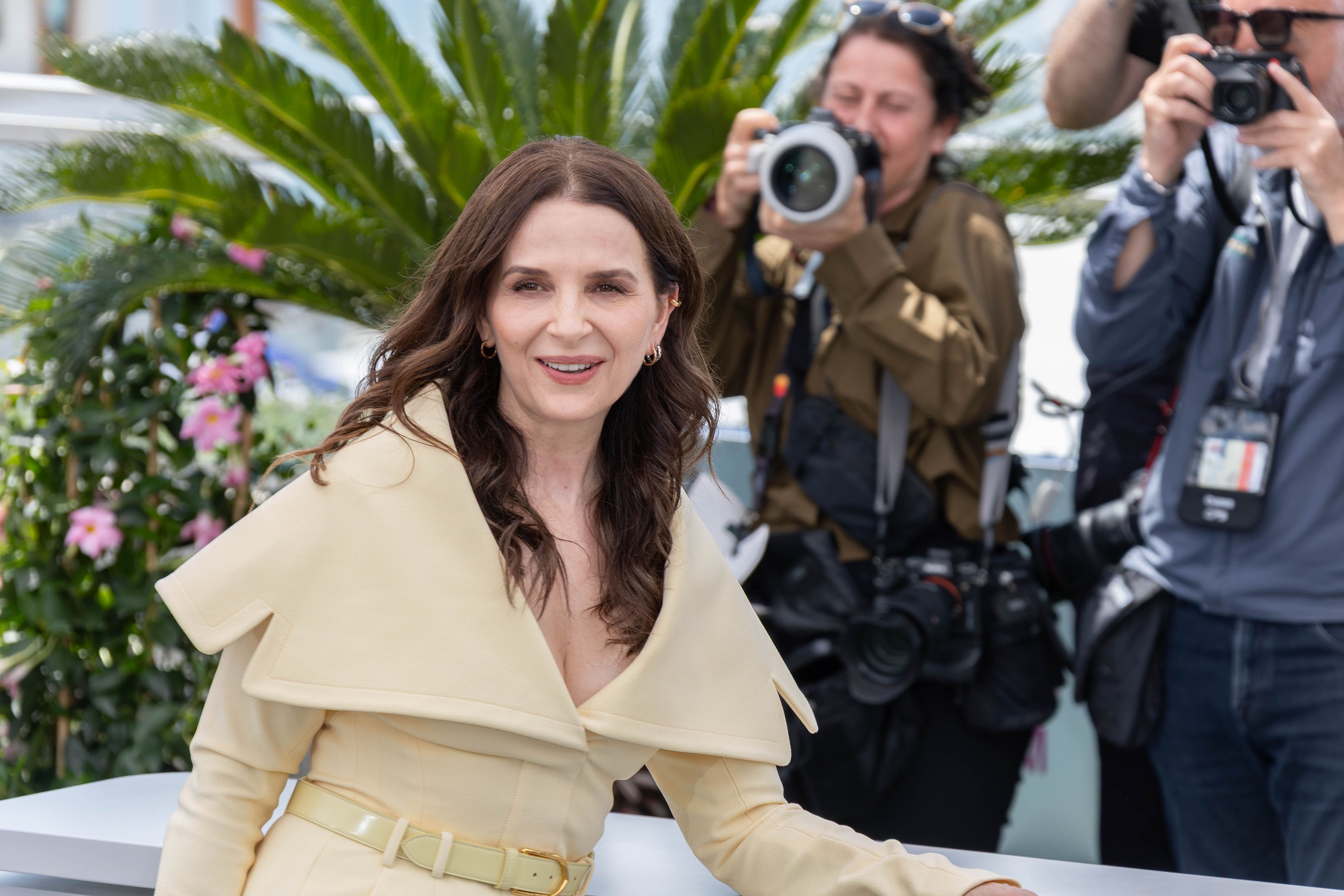 Presidente do júri, Juliette Binoche dribla polêmicas na abertura do Festival de Cannes